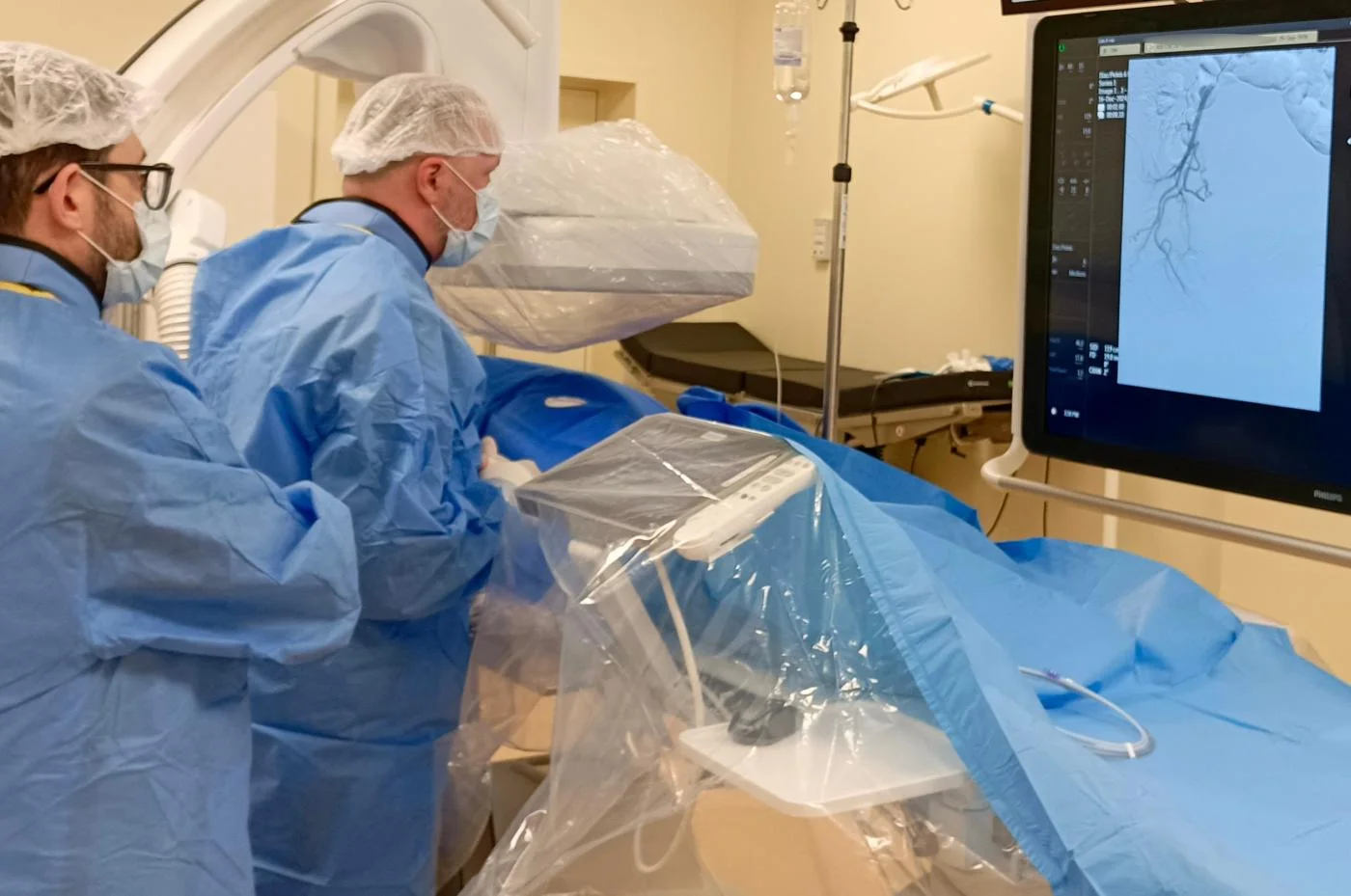 В онкоцентре провели первую операцию с использованием ангиографа