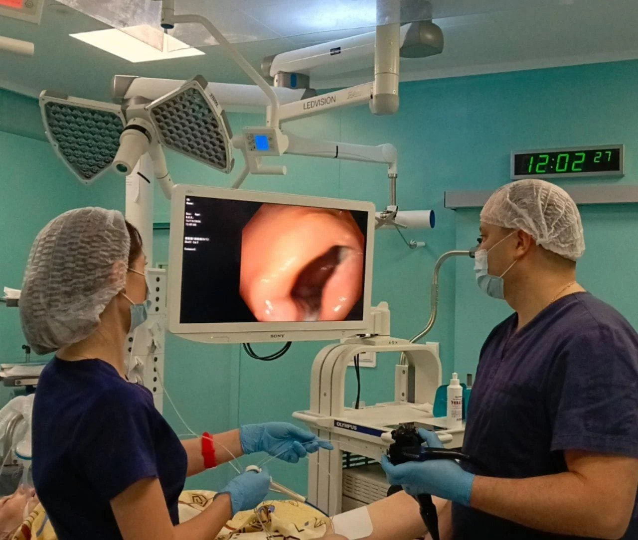 В онкоцентре женщине удалили большую опухоль сигмовидной кишки, не уходя в полостную операцию и сохранив пациентке орган