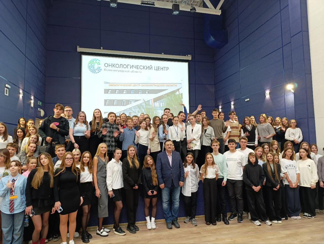 Заместитель главного врача онкоцентра Кирилл Баринов провел открытый урок для учеников старших классов школы №58 города Калининграда