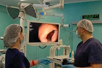 В онкоцентре женщине удалили большую опухоль сигмовидной кишки, не уходя в полостную операцию и сохранив пациентке орган