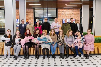 Региональный минздрав провёл торжественную встречу «Чудо, рожденное Героем» для жён участников СВО, недавно ставших мамами Региональный минздрав провёл торжественную встречу «Чудо, рожденное Героем» для жён участников СВО, недавно ставших мамами