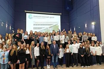 Заместитель главного врача онкоцентра Кирилл Баринов провел открытый урок для учеников старших классов школы №58 города Калининграда