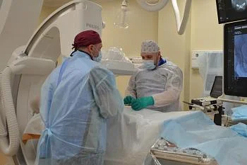 В онкоцентре провели комбинированные эндоваскулярные операции пациентам с опухолями мочевого пузыря