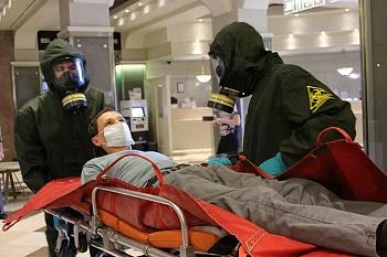 На учениях медики показали слаженность действий при выявлении особо опасной инфекции и возгорании в больнице