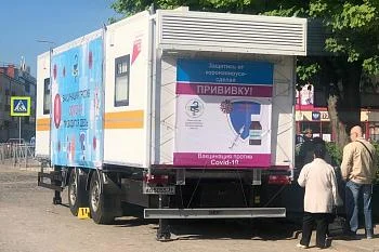 В течение полутора месяцев выездной вакцинацией от коронавируса охвачено около пятнадцати тысяч жителей региона